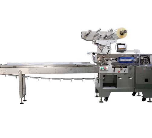 Rotary motion flow wrapping machine